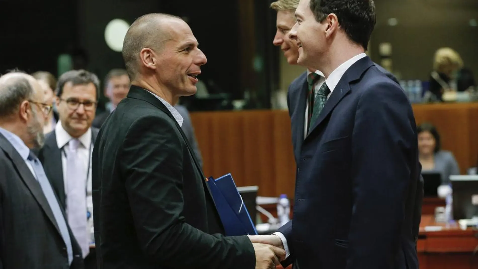 El ministro de Finanzas griego, Yanis Varufakis, conversa con el ministro de Economía británico, George Osborne