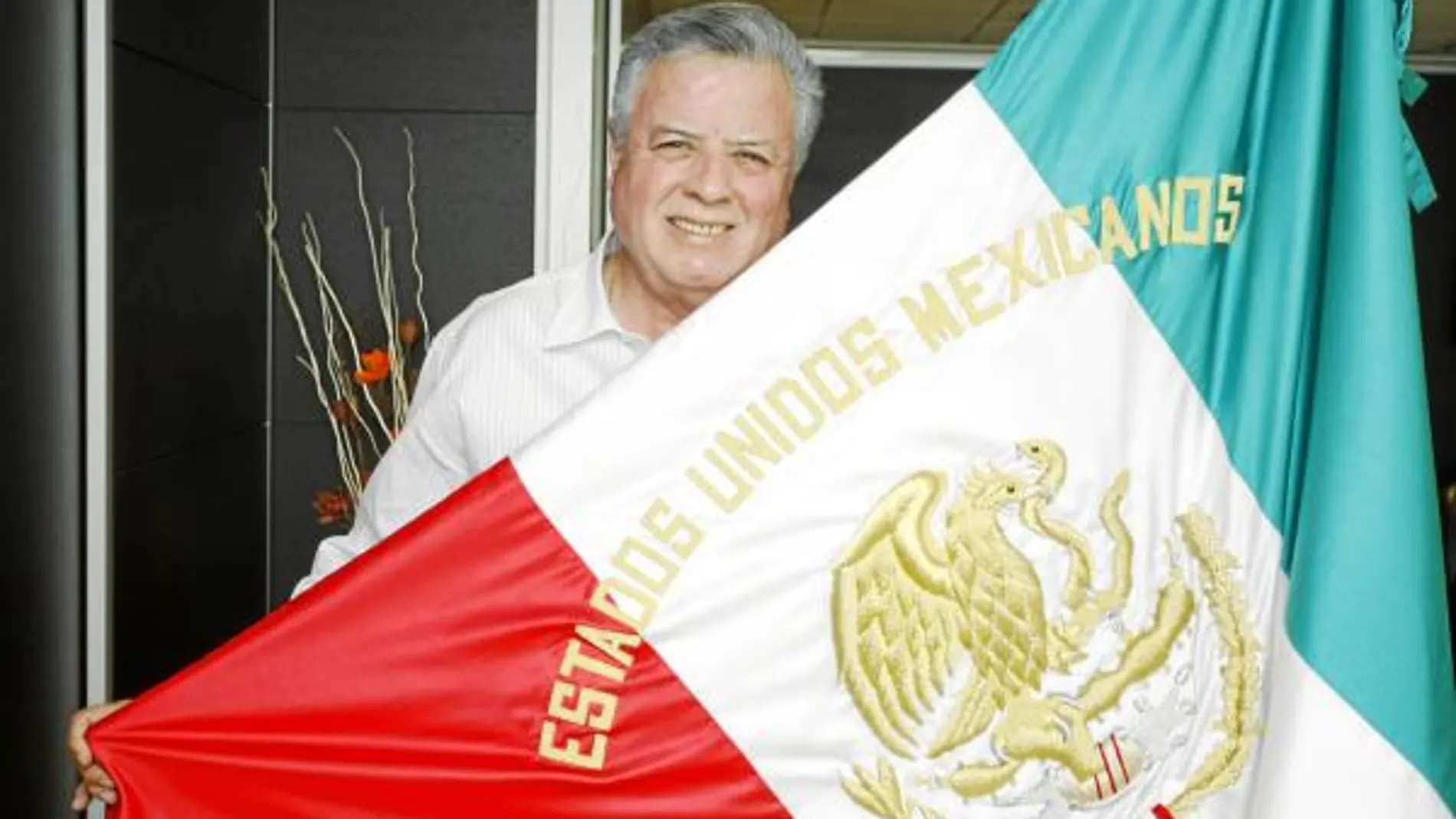 Zermeño en su despacho de la Embajada de México, ubicada frente a las Cortes