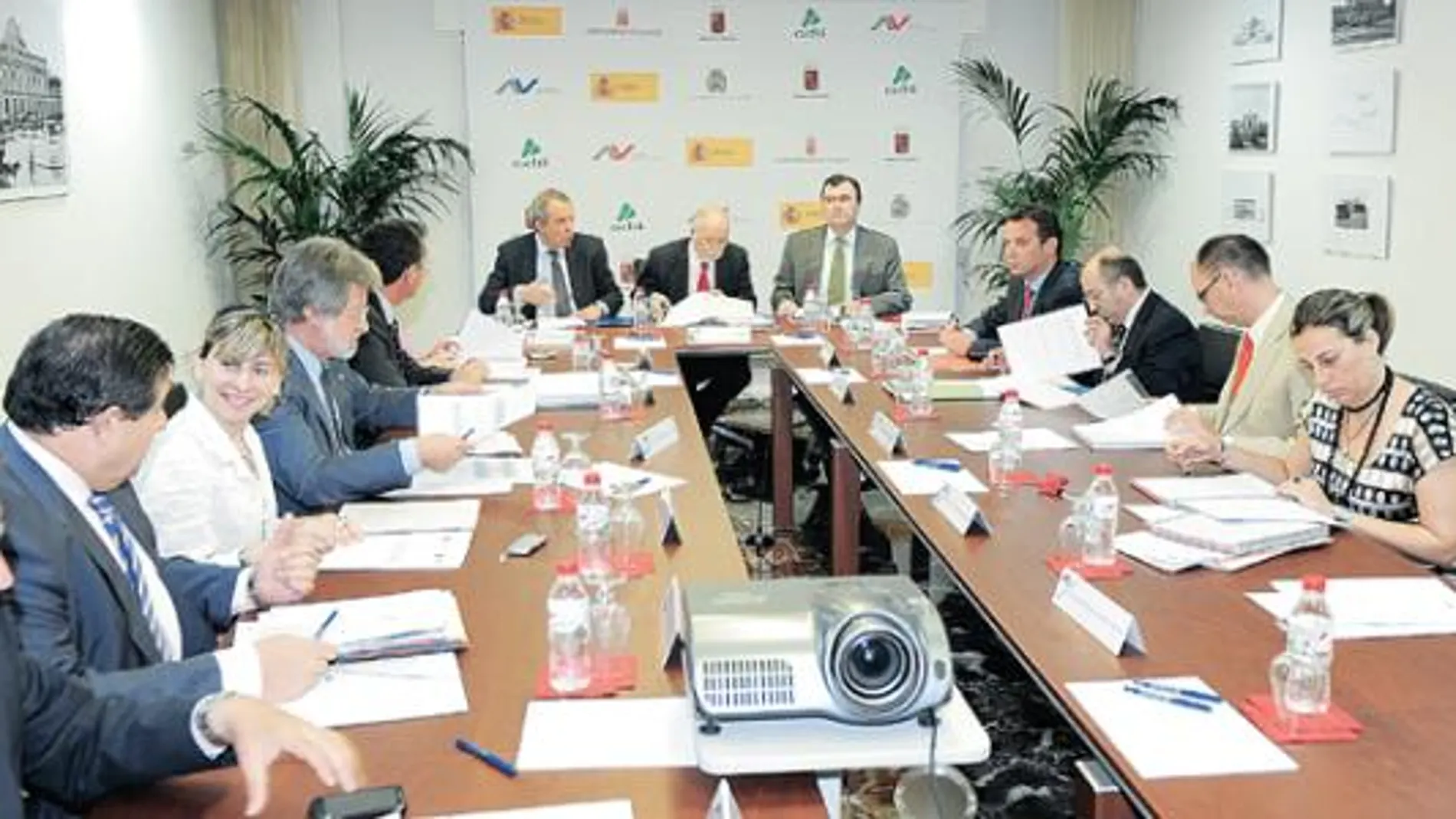 Los consejos de administración de las sociedades de Alta Velocidad de Murcia y Cartagena se reunieron ayer en la capital de la Región
