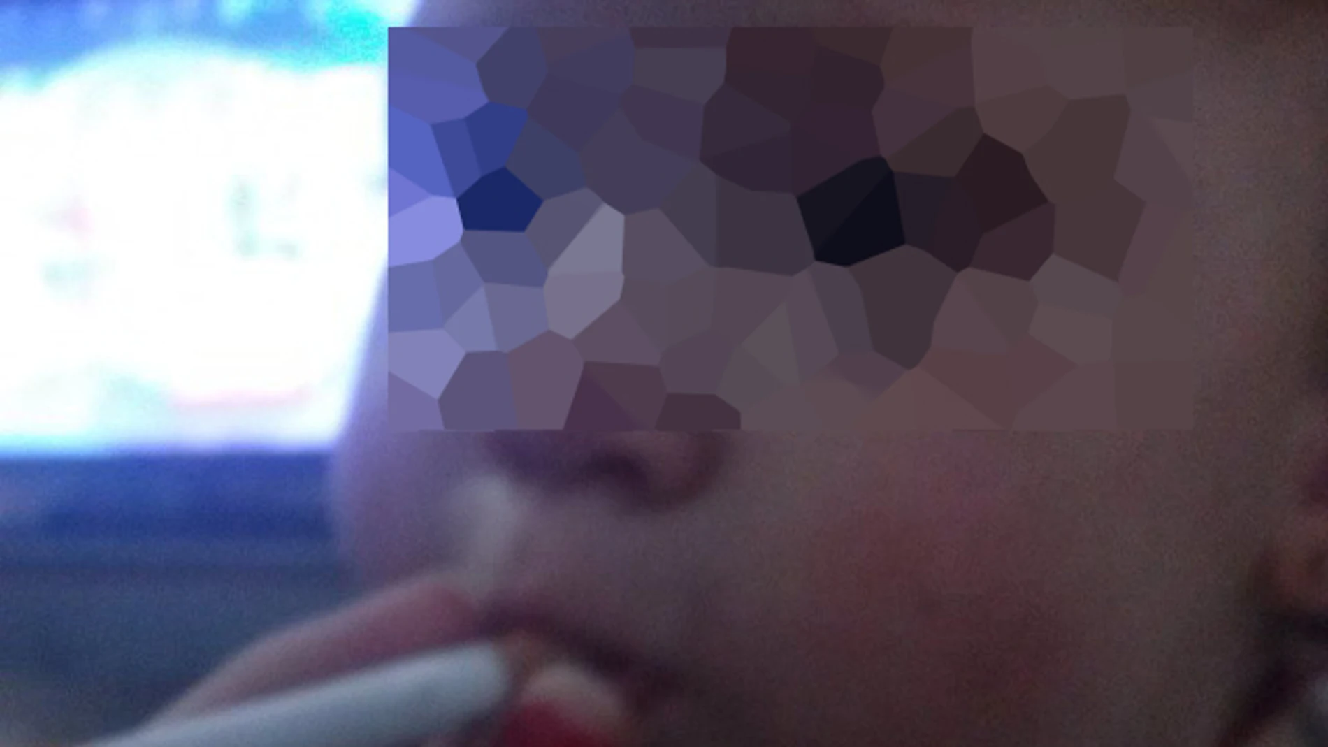La niña, de un año, fumando ha desaado la ira de los internautas