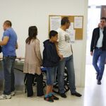 Pedro Sánchez votó ayer en el Centro Cultural Volturno, en la localidad madrileña de Pozuelo de Alarcón
