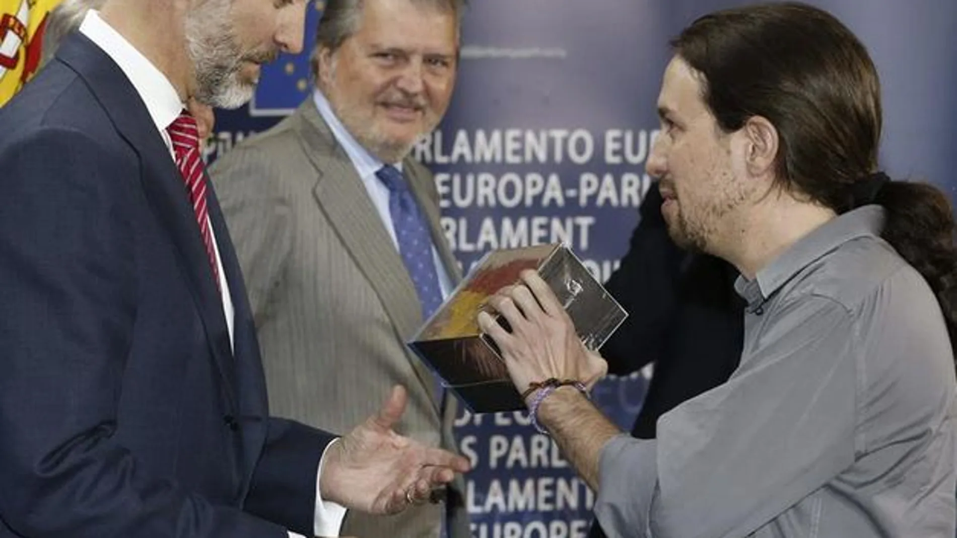 Pablo Iglesias entrega, en Bruselas, el pack de Juego de Tronos