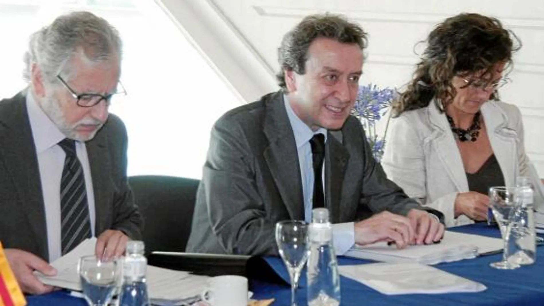 De Santiago logra unidad para exigir a Zapatero que aclare la financiación