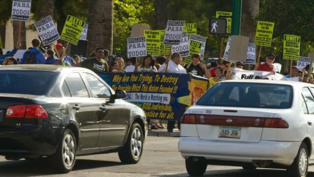 .- Un grupo de manifestantes celebra hoy, miércoles 28 de julio de 2010, en las afueras del Capitolio de Arizona