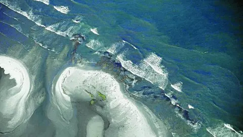 Vista aérea de la mancha de petróleo que se aproxima hacia las orillas del Estado de Luisiana