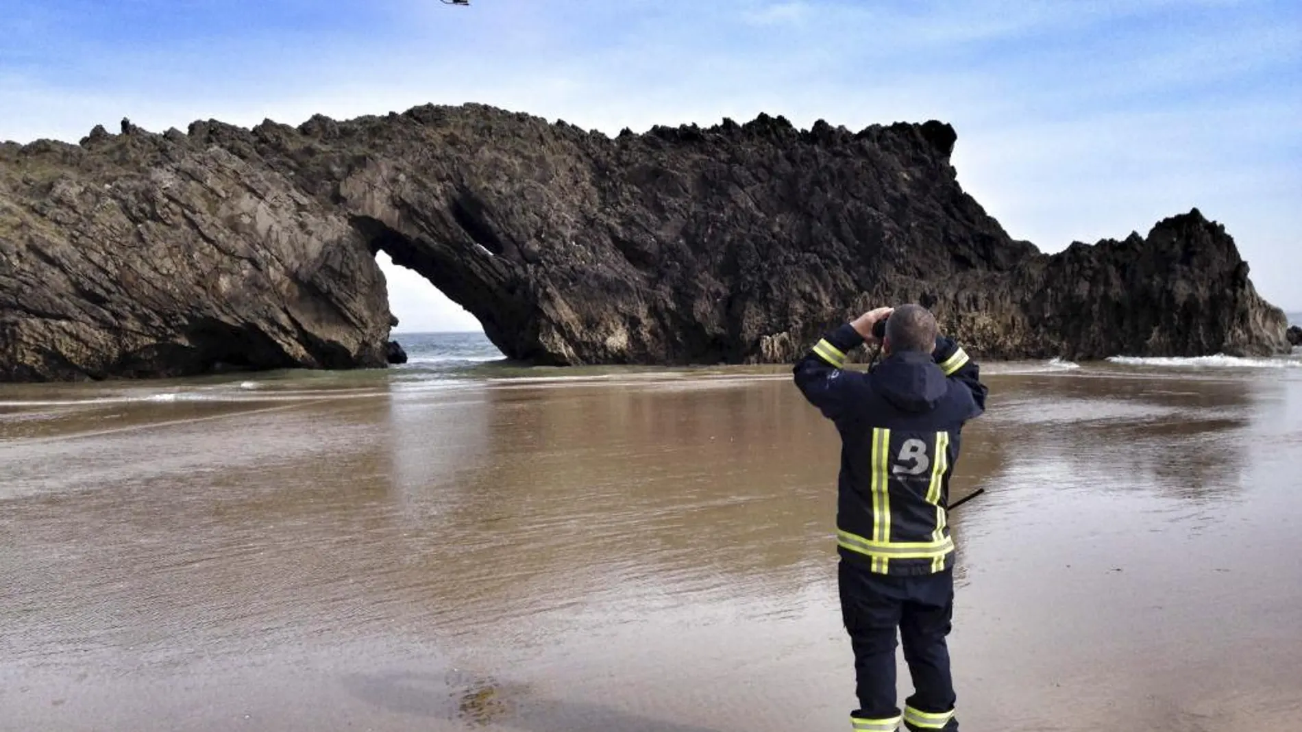 Salvamento Marítimo busca al desaparecido en la playa de Gulpiyuri, en Llanes (Asturias)
