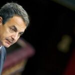Zapatero baja el sueldo de los funcionarios y elimina el cheque-bebé