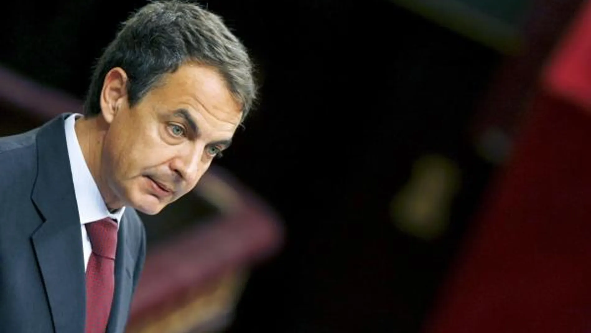 Zapatero baja el sueldo de los funcionarios y elimina el cheque-bebé