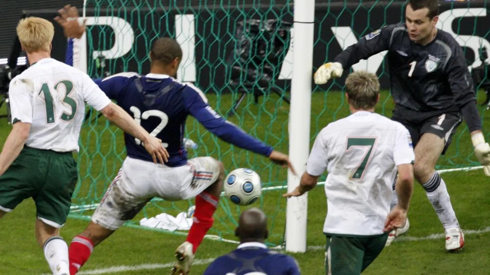 Henry controla con la mano y ahí nace el gol que elimina a Irlanda