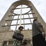 Imagen sin datar de varias mujeres iraquíes caminando frente a la iglesia Sayida An Nayá (señora del socorro en árabe), en Bagdad, Irak.