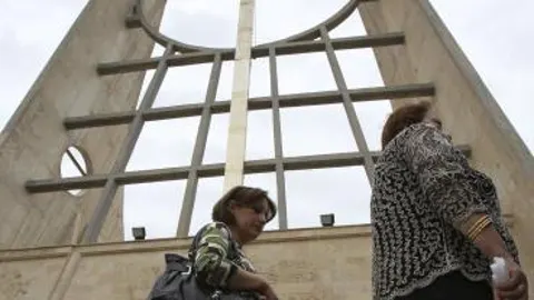 Imagen sin datar de varias mujeres iraquíes caminando frente a la iglesia Sayida An Nayá (señora del socorro en árabe), en Bagdad, Irak.