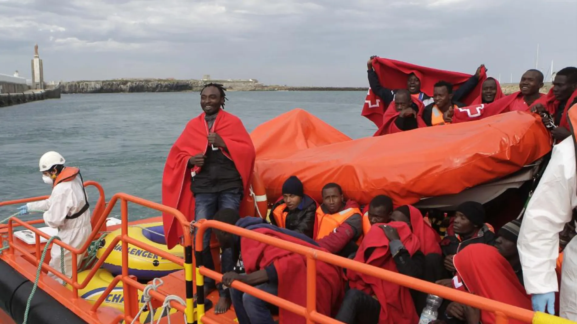 Llegada al Puerto de Tarifa (Cádiz) de 22 inmigrantes subsaharianos que Salvamento Marítimo ha rescatado esta mañana en aguas del Estrecho