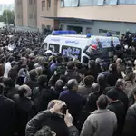 Una multitud de tunecinos rodea la ambulancia que transporta el cadáver del líder opositor Chukri Bel Aid
