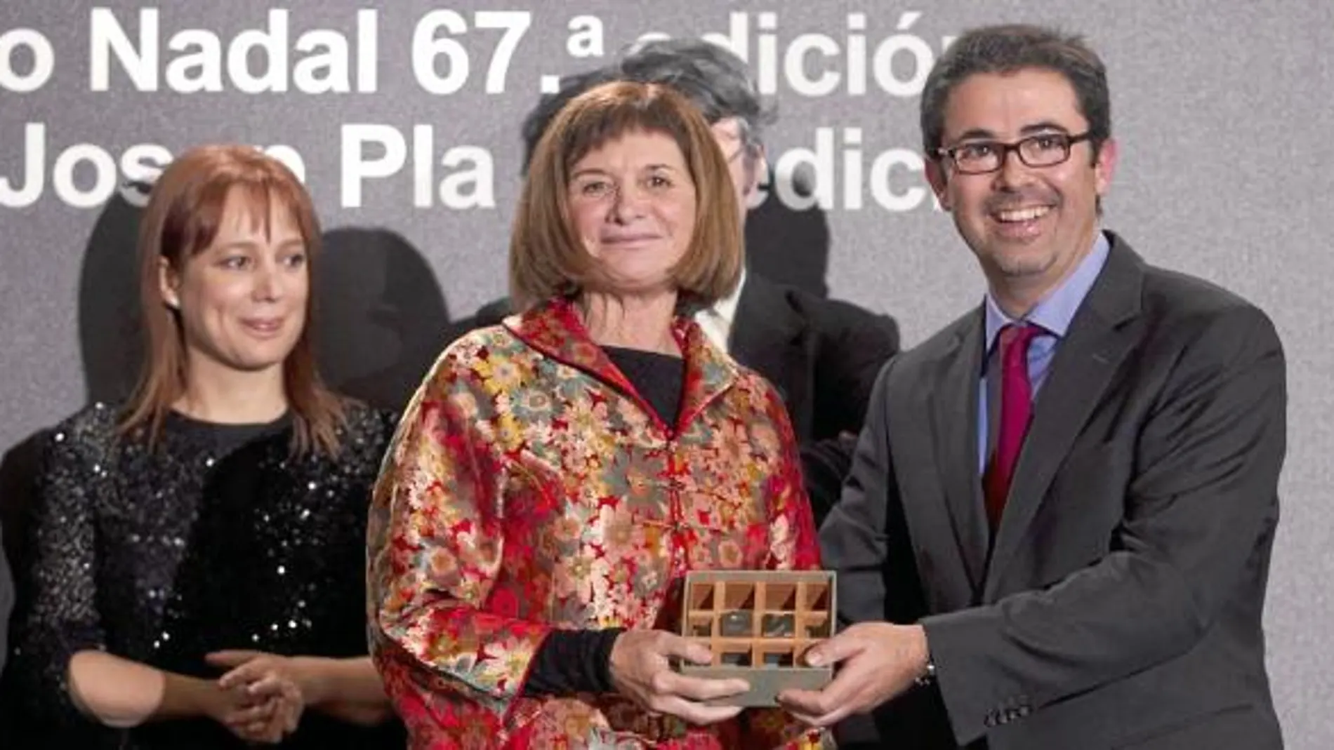 La ganadora del Nadal, Alicia Giménez Bartlett (centro), con Ángela Vallvey y Emili Rosales