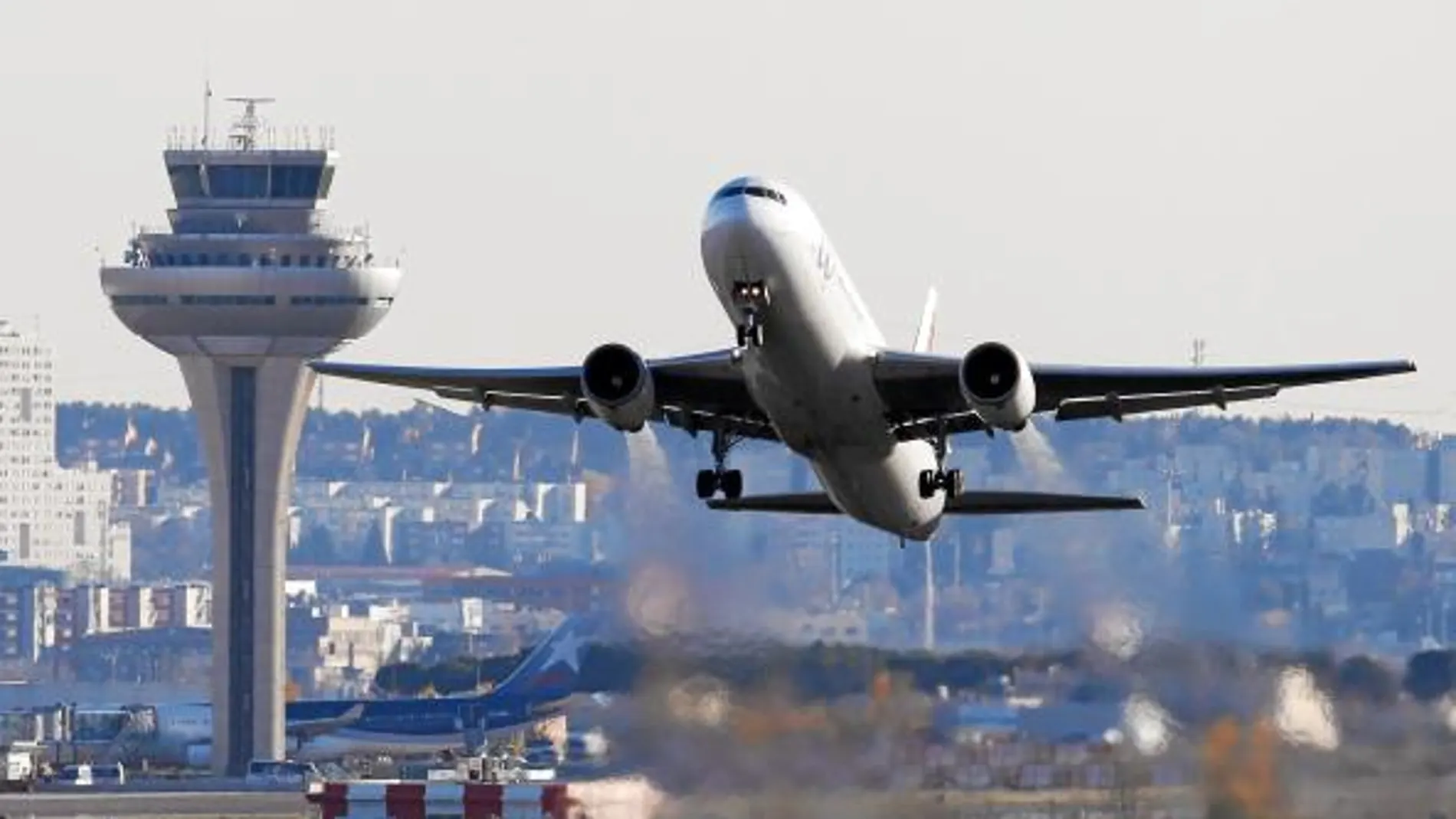 Los aeropuertos funcionan, pero las operaciones sufren tremendos retrasos
