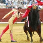 Pase de pecho de Enrique Ponce, en una imagen de archivo