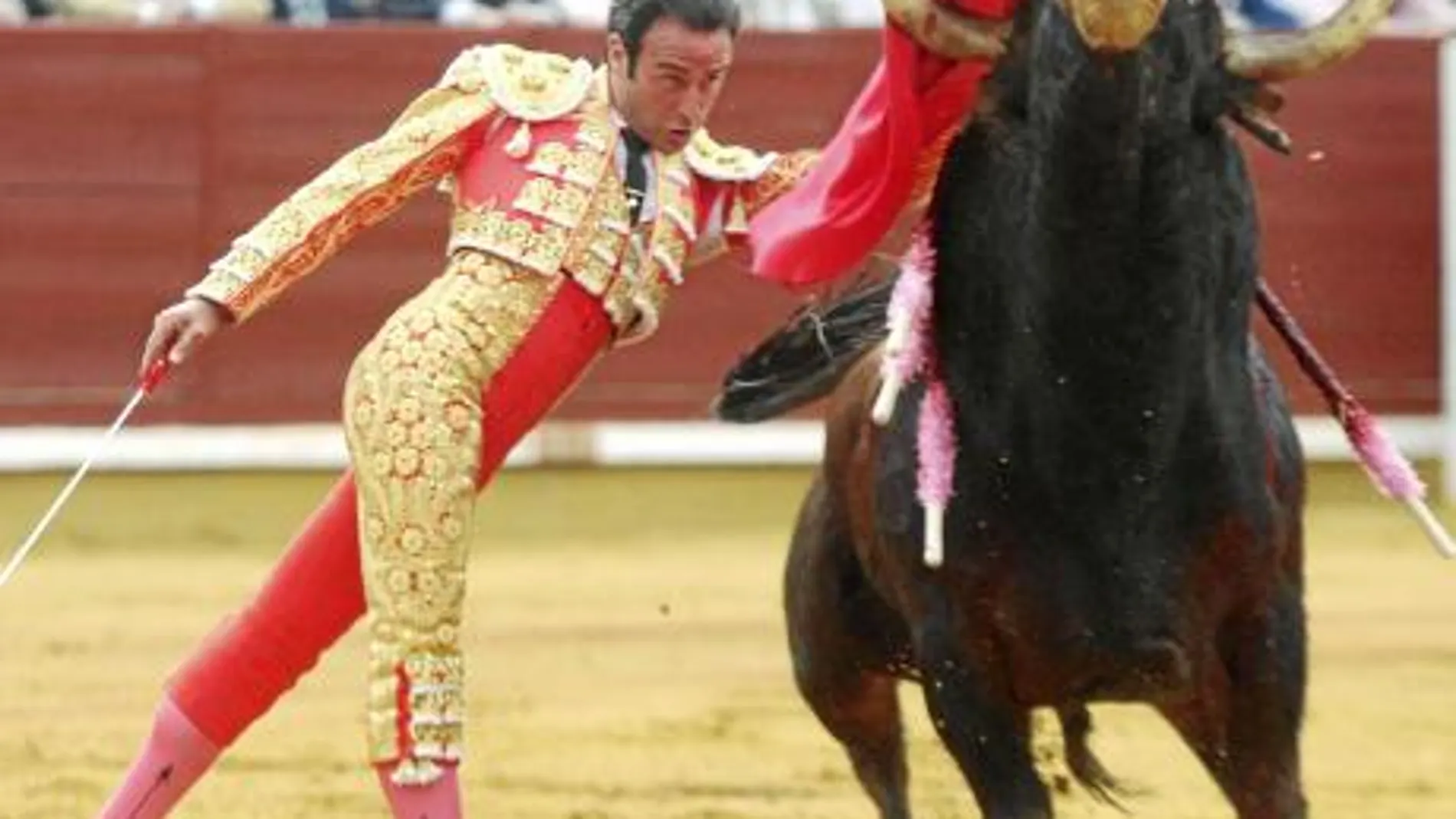Pase de pecho de Enrique Ponce, en una imagen de archivo