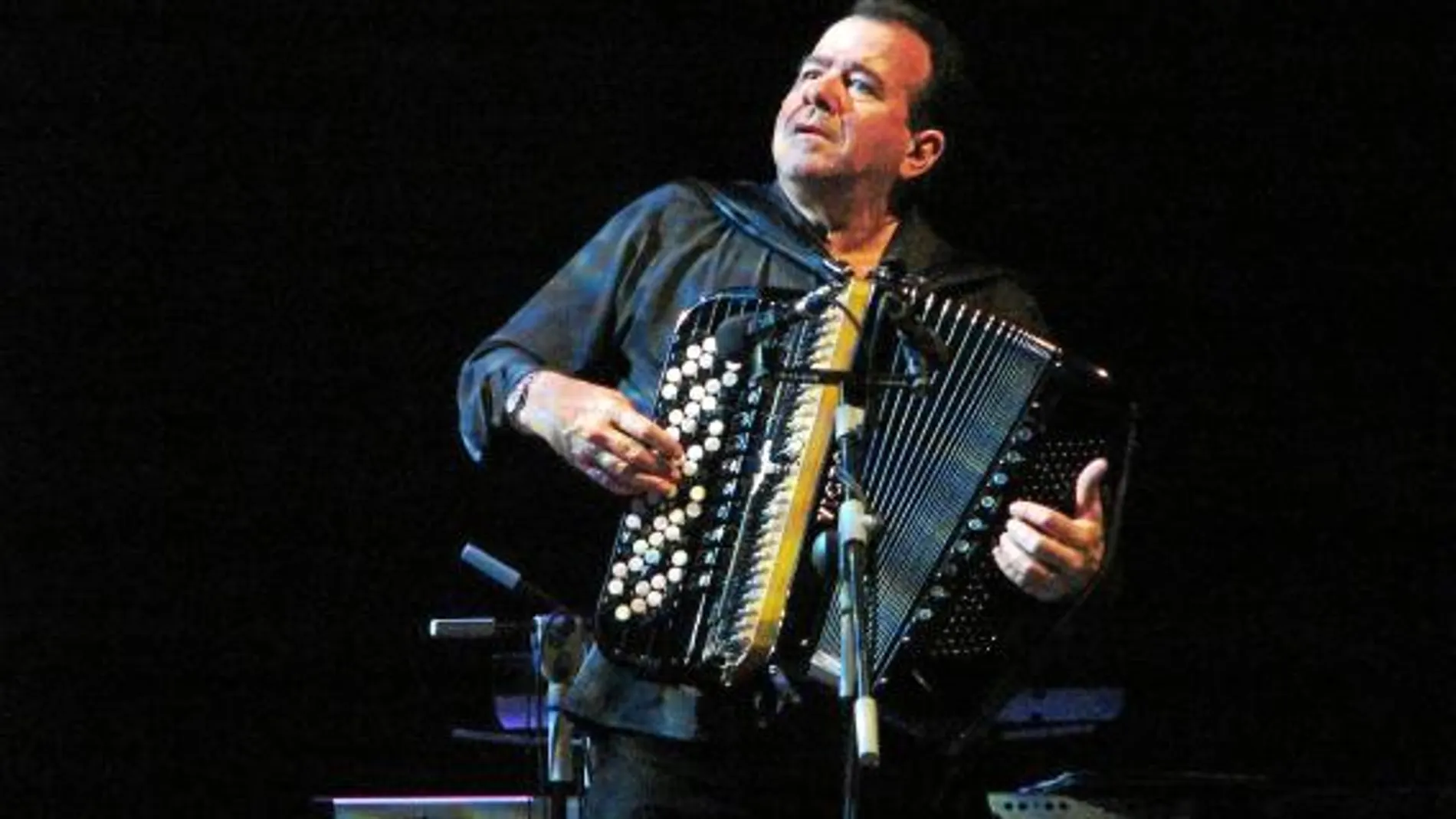 El violinista Richard Galliano, durante su última actuación en San Javier