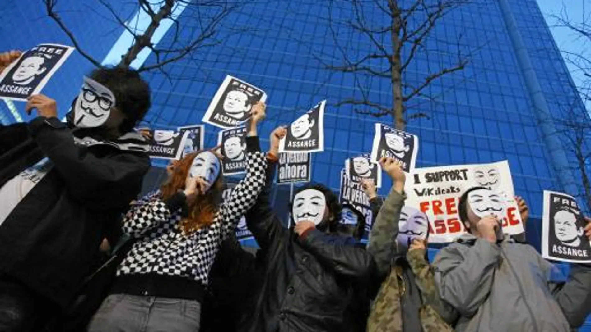 Simpatizantes de Wikileaks se manifestaron ayer en Madrid, enmascarados, en apoyo a Assange