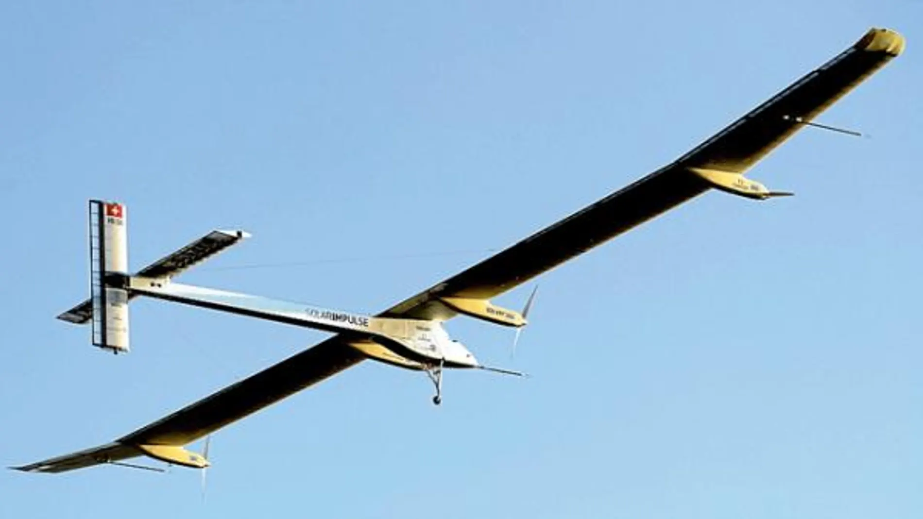 El avión solar aterriza tras 26 horas de vuelo propulsado sólo por la fotovoltaica