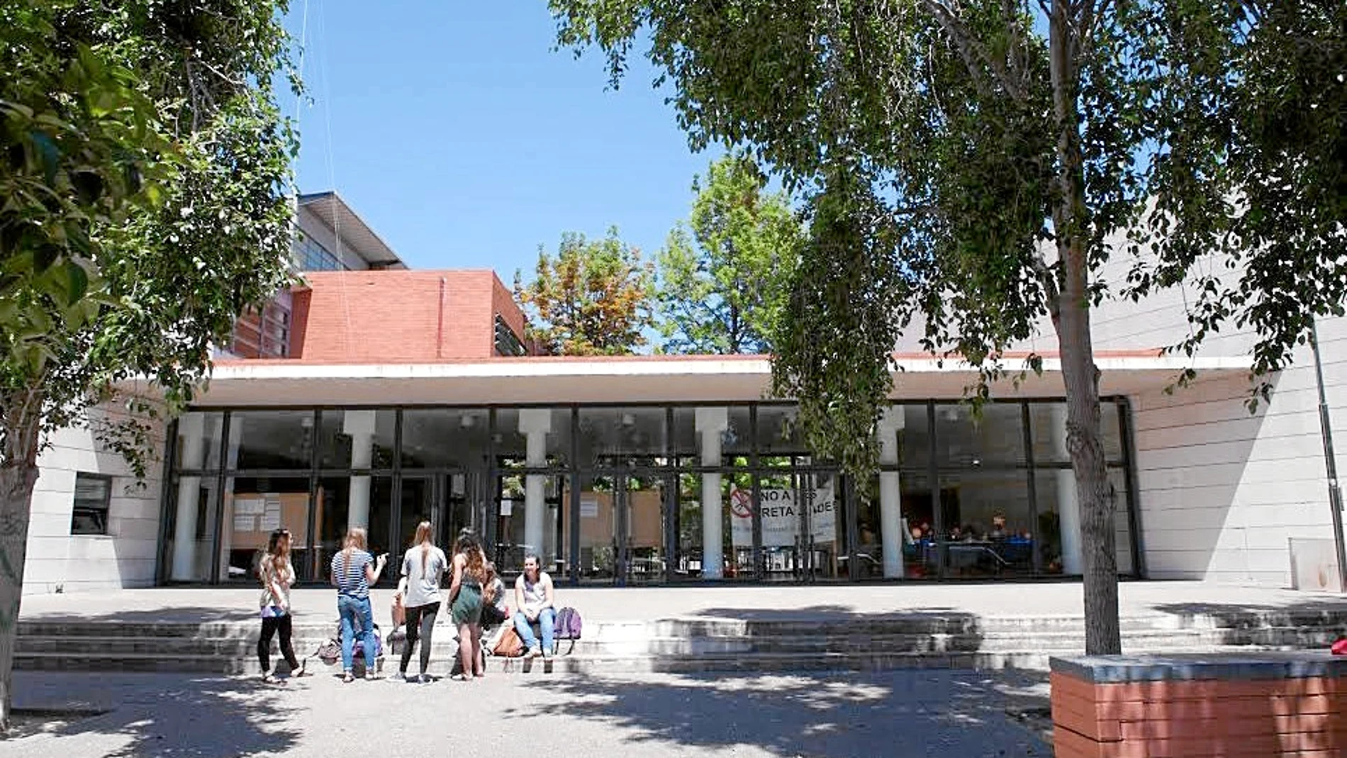 En la imagen, una fotografía de archivo de estudiantes del instituto Benlliure de Valencia