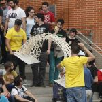 La Universidad Miguel Hernández de Elche ha celebrado hoy el XII concurso de peso de puentes construidos con palillos de mader