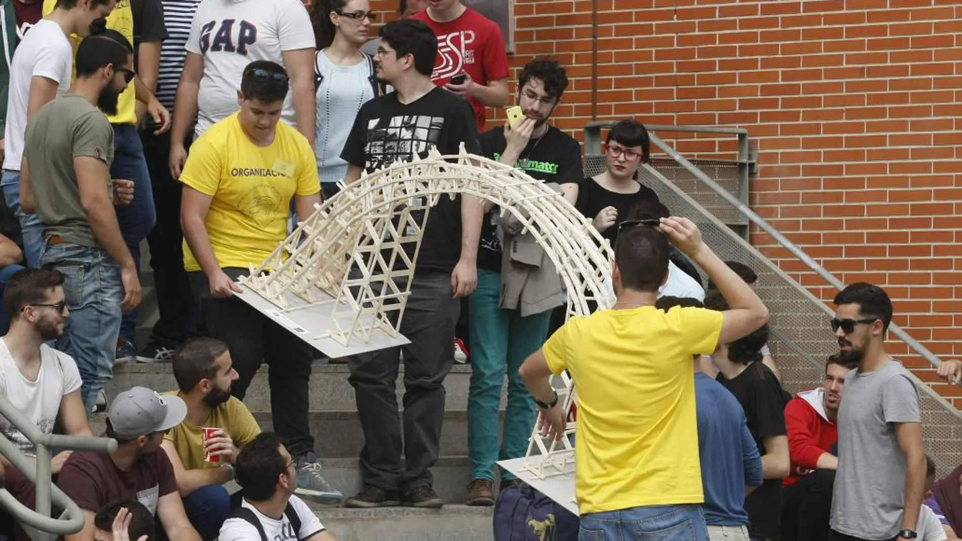 La Universidad Miguel Hernández de Elche ha celebrado hoy el XII concurso de peso de puentes construidos con palillos de mader