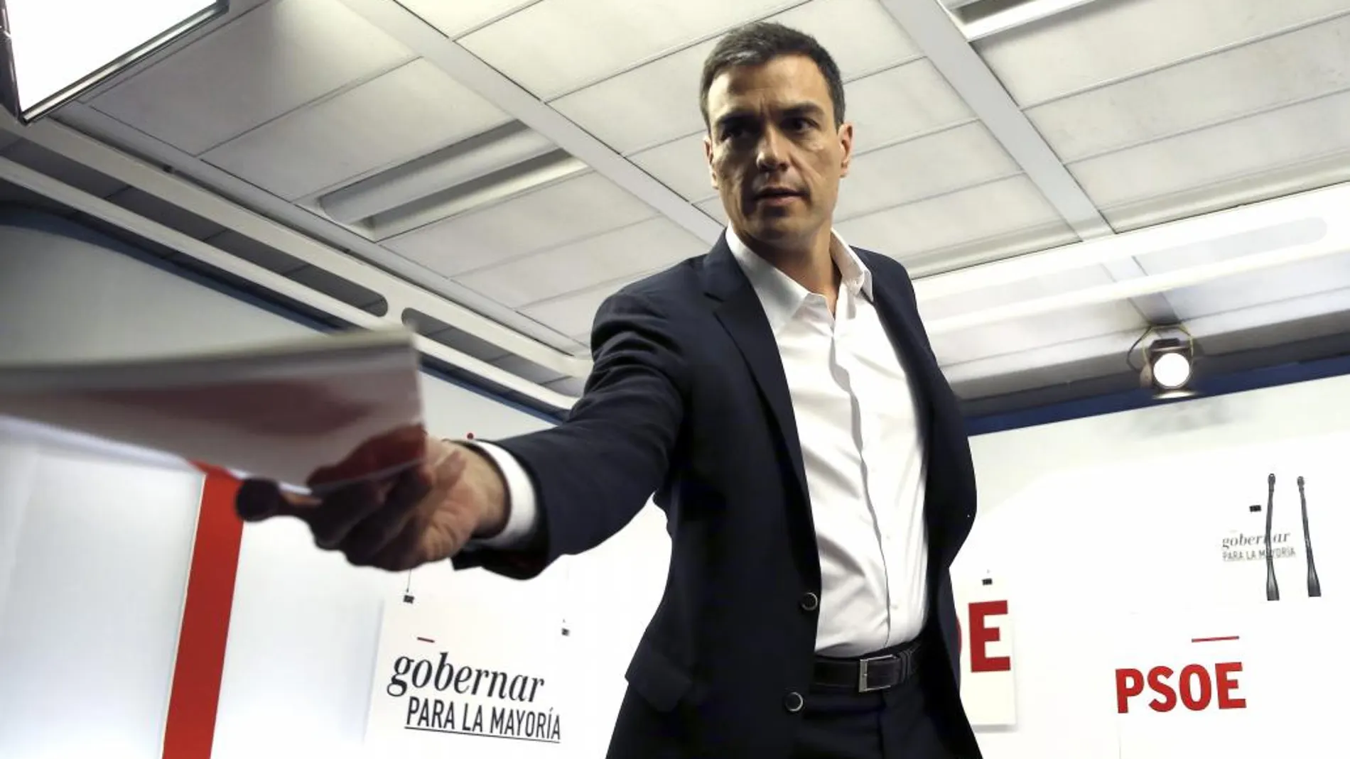 El secretario general del PSOE, Pedro Sánchez, durante la rueda de prensa que ofreció hoy tras la reunión de la Comisión Permanente de la Ejecutiva del PSOE