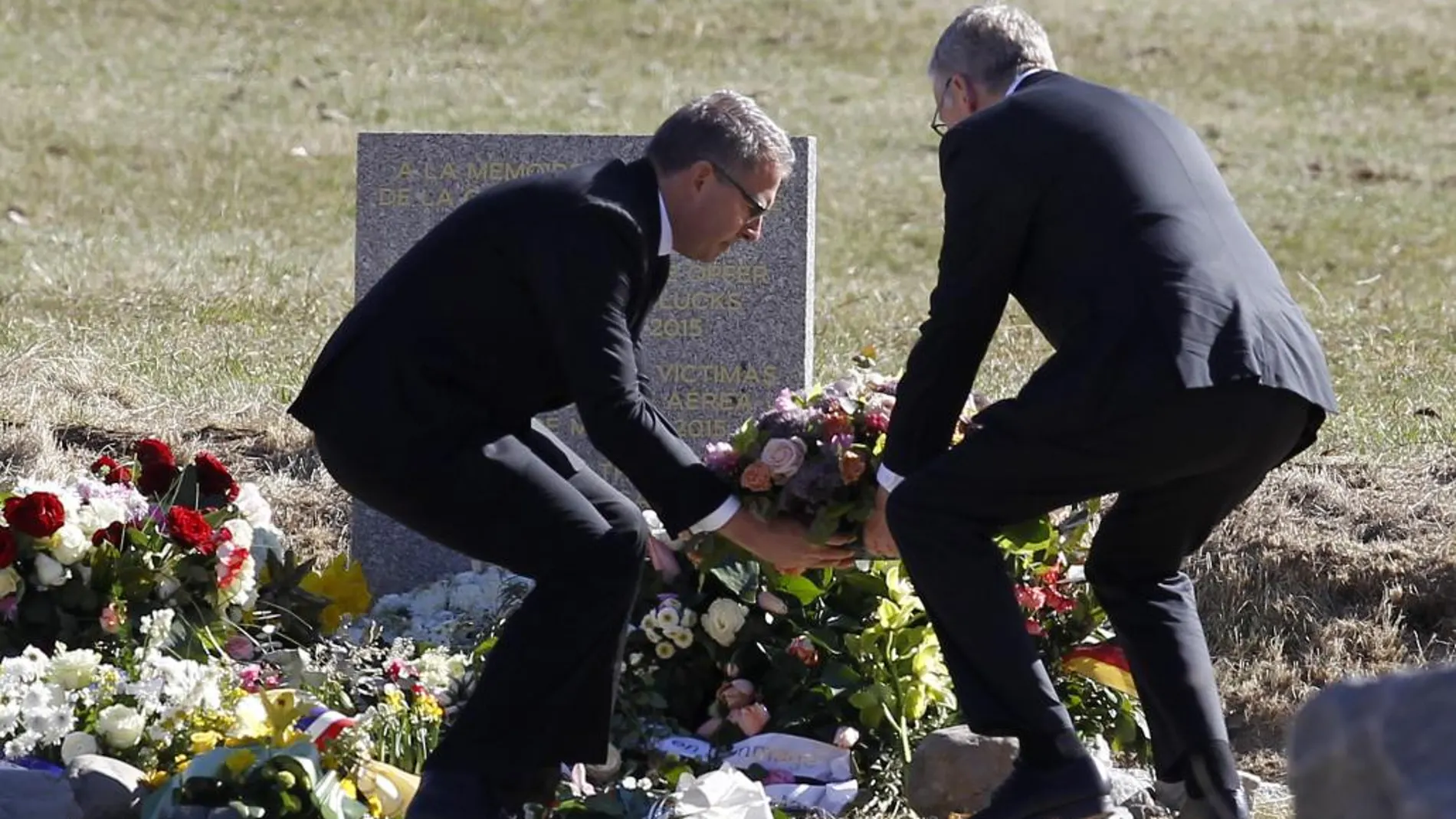 El presidente de Germanwings, Thomas Winkelmann y el responsable de Lufthansa, Carsten Spohr, visitaron el monumento conmemorativo a las víctimas de la tragedia en Le Vernet