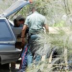 Agentes de la Guardia Civil introducen el viernes en un coche funerario el cadáver del niño alemán de 5 años que desapareció en Espiel