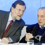 Mariano Rajoy con Manuel Fraga, ayer, en la reunión del Comité Ejecutivo del PP
