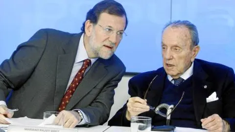 Mariano Rajoy con Manuel Fraga, ayer, en la reunión del Comité Ejecutivo del PP