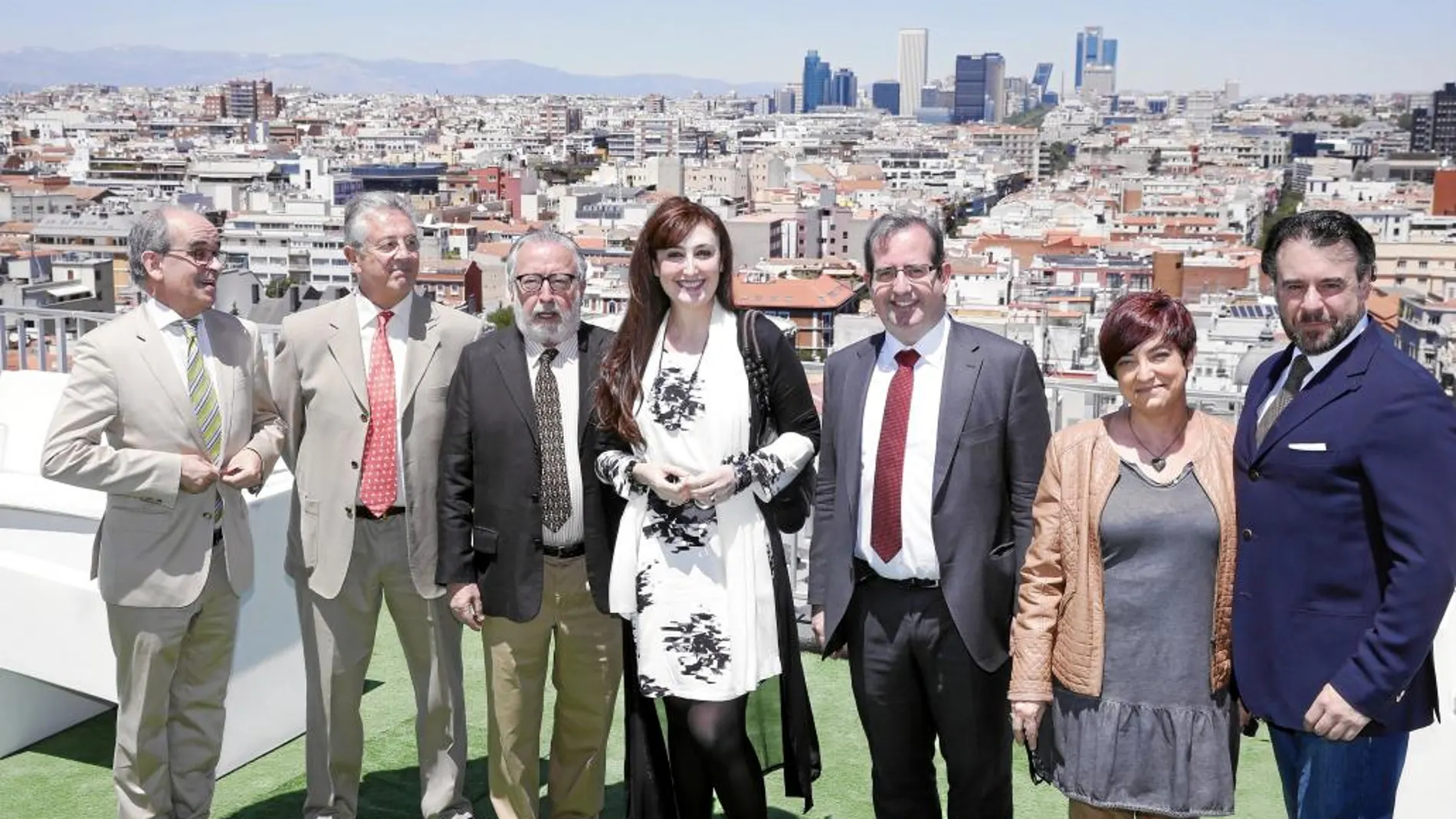 De izquierda a derecha, Paolo Pinamonti, director del Teatro de la Zarzuela; los críticos musicales Gonzalo Alonso y José Ramón Pardo; la mezzosoprano María José Montiel; Javier Martí, presidente de la Fundación Excelentia; Gema Pajares, jefa de sección de Cultura de LA RAZÓN, y el barítono Carlos Álvarez