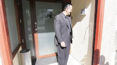 Emilio Carrillo consuma su última dimisión con dardos a Monteseirín
