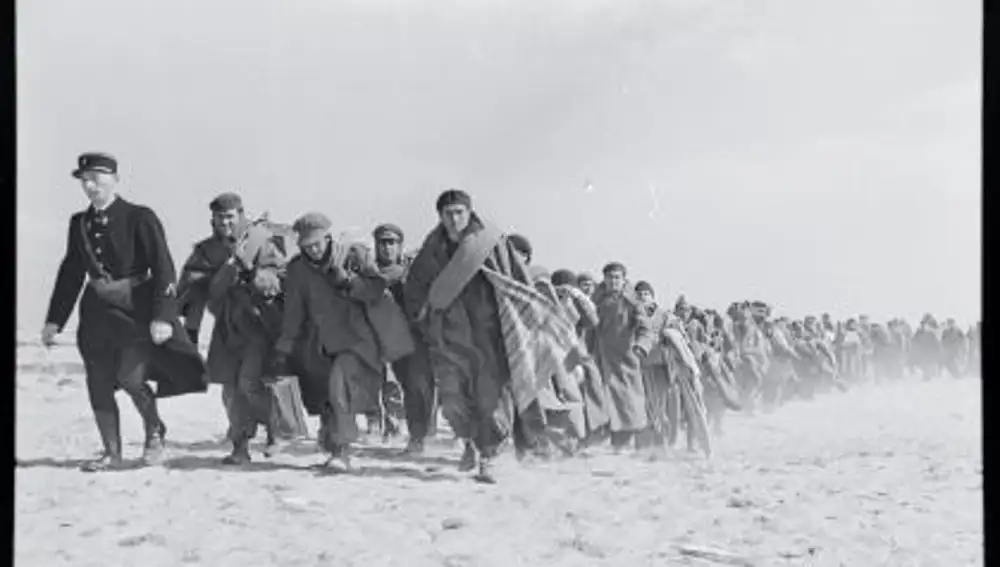 Reproducción de un negativo de una fotografía tomada por Robert Capa a unos exiliados republicanos caminando por la playa hacia un campo de internamiento en Le Barcarès (Francia) en marzo de 1939