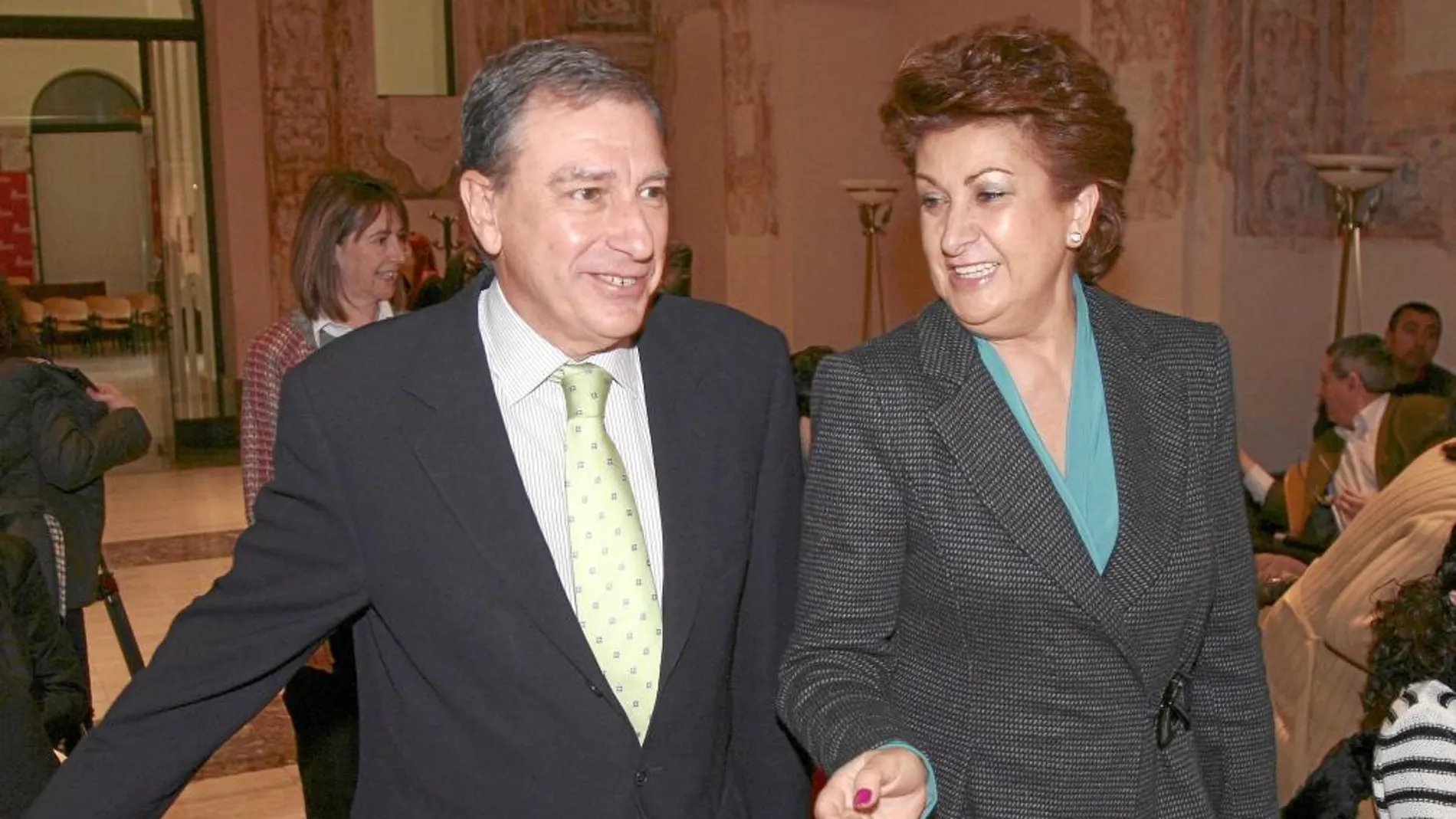 El consejero de Educación, Juan José Mateos y la presidenta de la Fundación Germán Sánchez Ruipérez, Isabel de Andrés