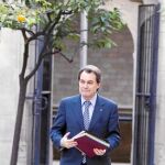 Mas cruza el Pati dels Tarongers dirección a la sala Tàpies