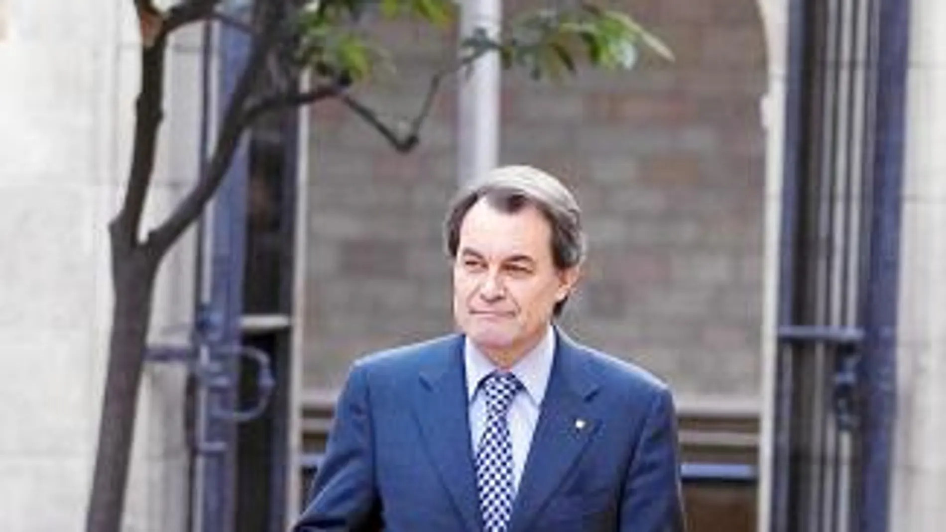 Mas cruza el Pati dels Tarongers dirección a la sala Tàpies