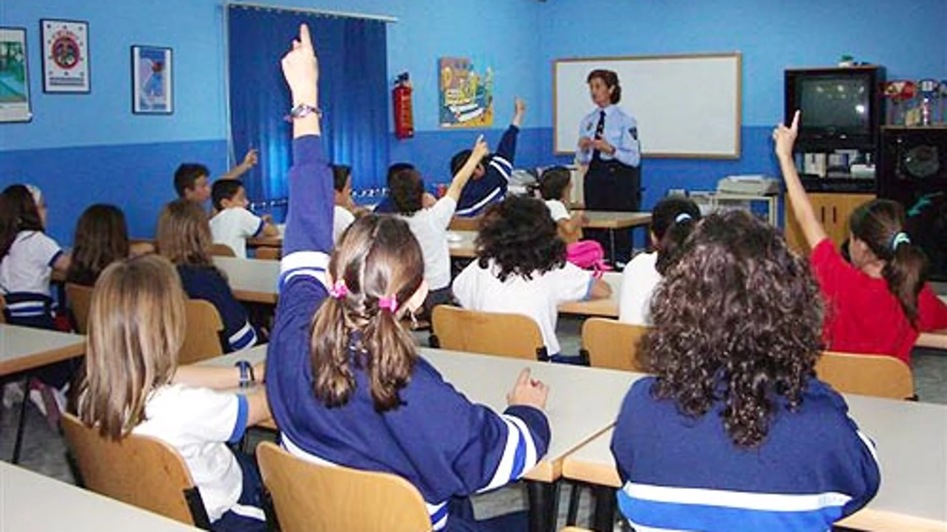 Una policía da una clase de educación vial en un colegio de Murcia