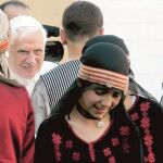 El Papa Benedicto XVI durante su visita el pasado día 13 al campo de refugiados de Aida, en la ciudad de Belén