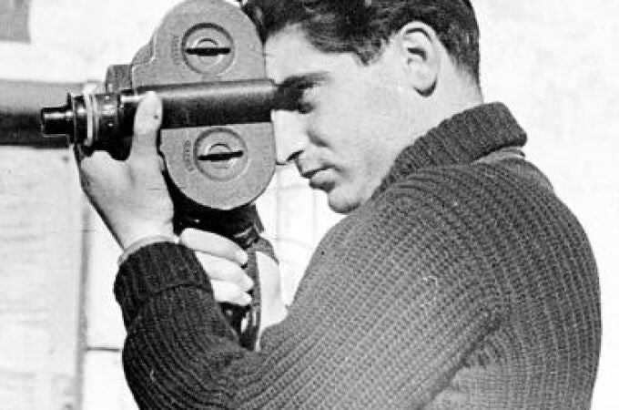 Robert Capa, en una imagen que fue portada de la revista «Picture Post» en 1938