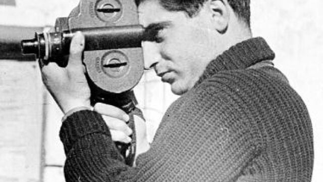 Robert Capa, en una imagen que fue portada de la revista «Picture Post» en 1938