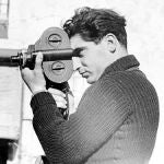 Robert Capa, en una imagen que fue portada de la revista «Picture Post» en 1938