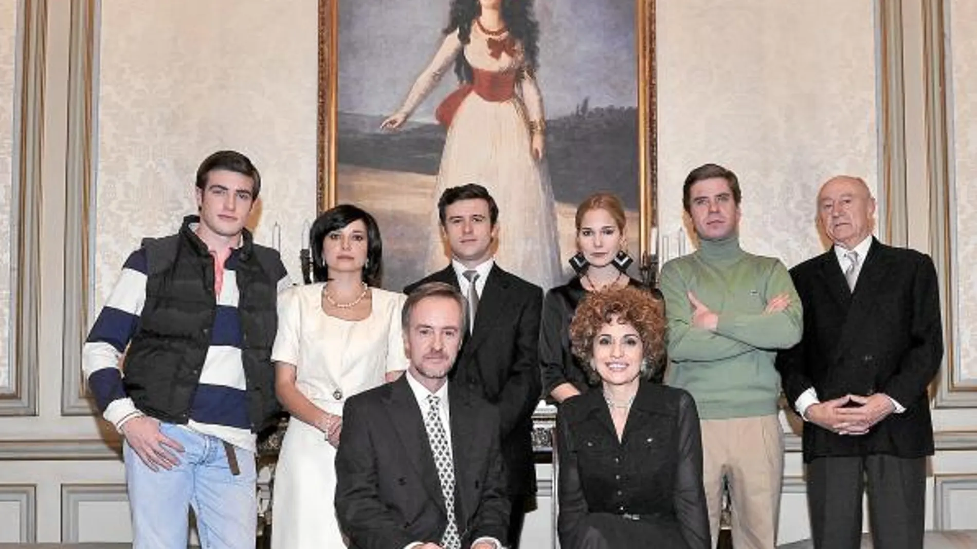 Adriana Ozores y Carlos Hipólito, con el resto de actores y los nuevos rostros que se incorporan a la serie
