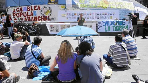 Los cuatro años transcurridos desde 2011 han pasado factura al 15-M. Apenas cien personas se dieron cita ayer en la Puerta del Sol para «mantener viva la ilusión por el cambio»