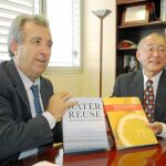 El consejero Antonio Cerdá, junto al experto del agua Takashi Asano