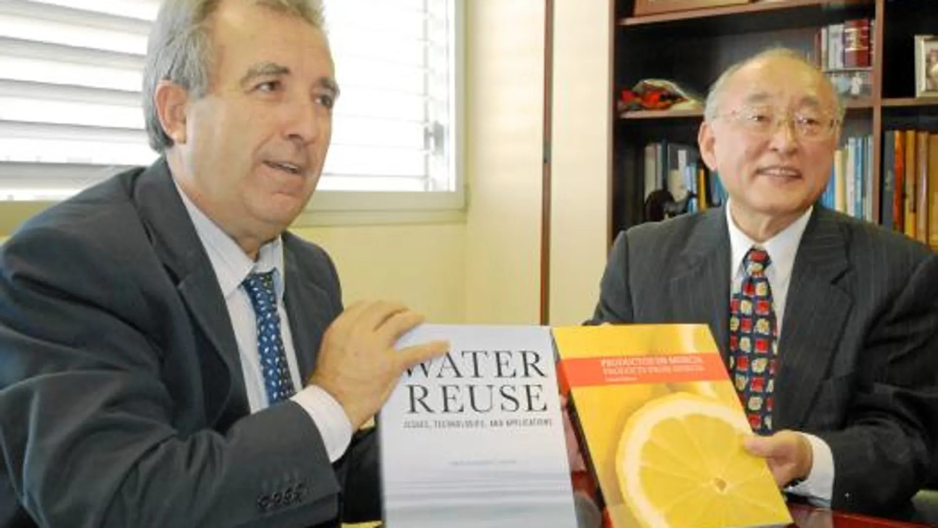 El consejero Antonio Cerdá, junto al experto del agua Takashi Asano