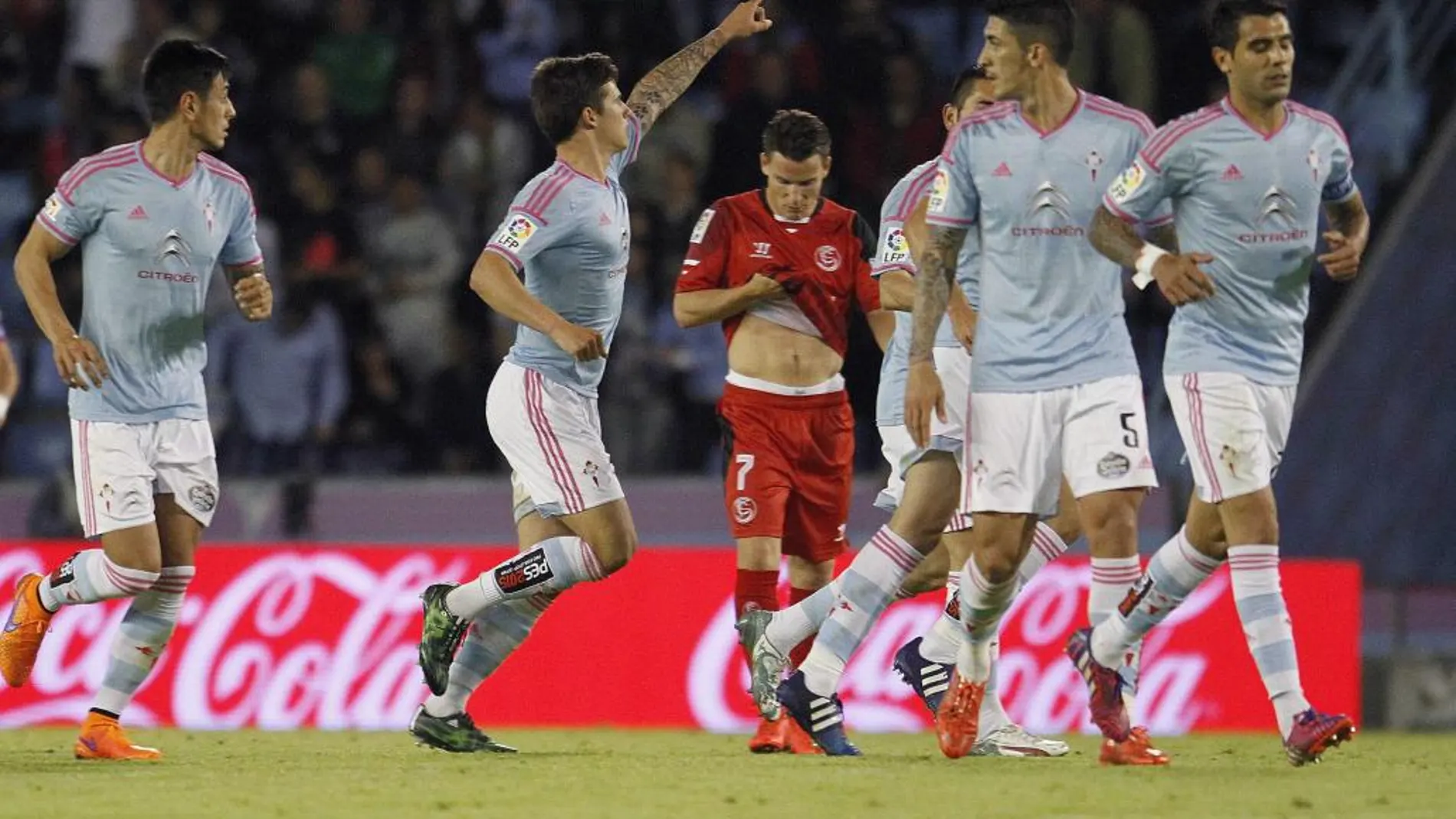 El jugador del Celta Santi Mina (2-i) celebra tras marcar ante el Sevilla, durante el partido