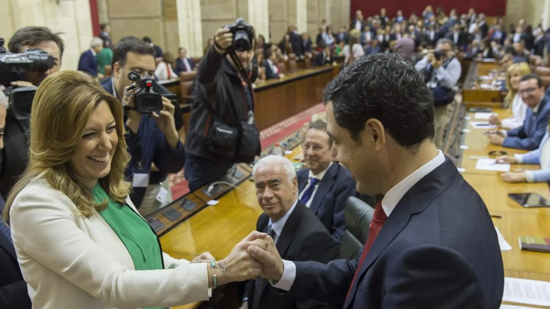 La presidenta de la Junta de Andalucía en funciones, Susana Díaz, y el líder del PP-A, Juanma Moreno se saludan en el Parlamento andaluz en Sevilla, que acoge el pleno constitutivo.