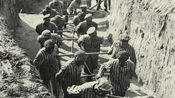Un grupo de presos españoles arrastrando una vagoneta de tierra en el campo de Mauthausen